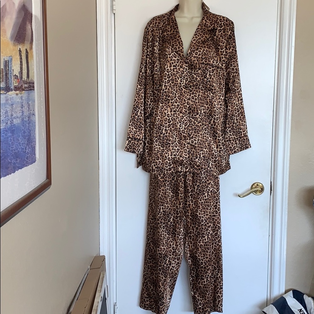 Women’s silky Leopard print  pajamas Sz. L